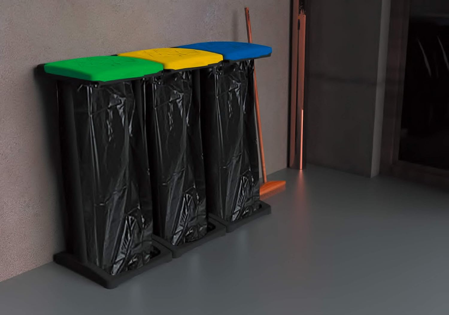 Porta sacchi per raccolta differenziata con struttura in plastica da 110 litri, 3 posti