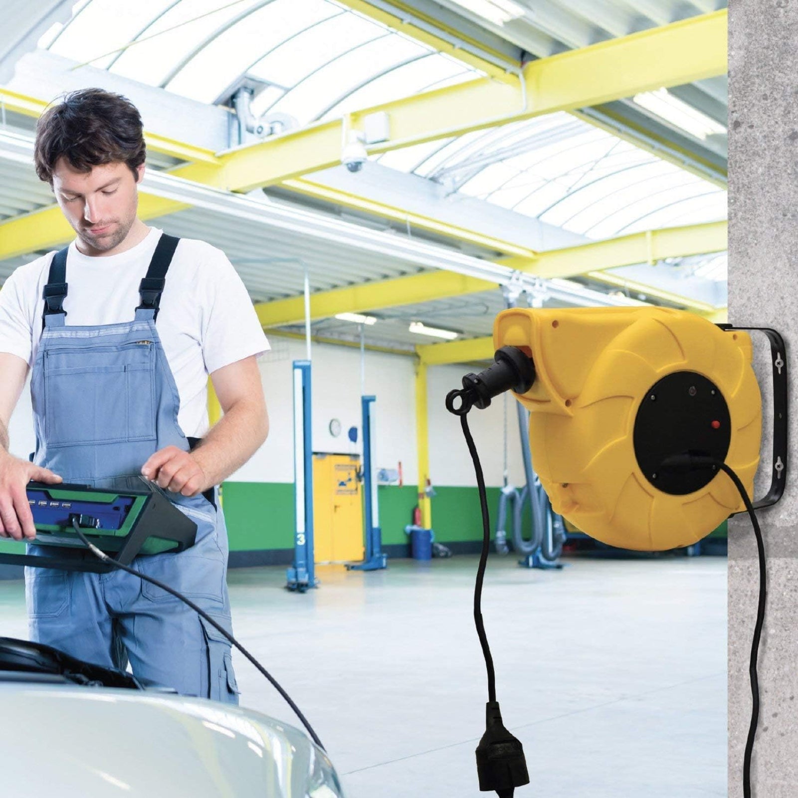 Avvolgicavo autorientrante con sistema di blocco automatico