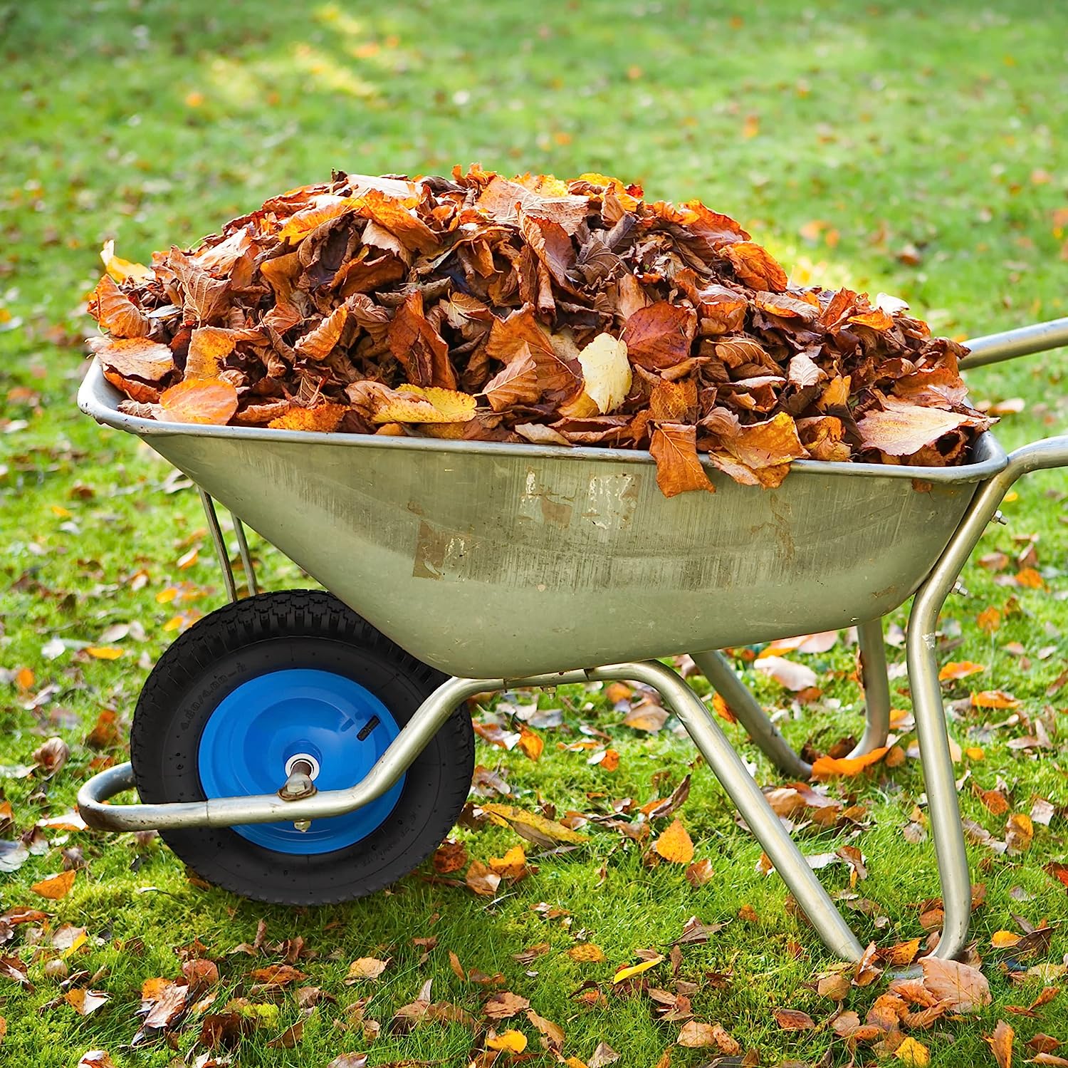 Ruota pneumatica di tipo tacchettato per carriola con cuscinetti