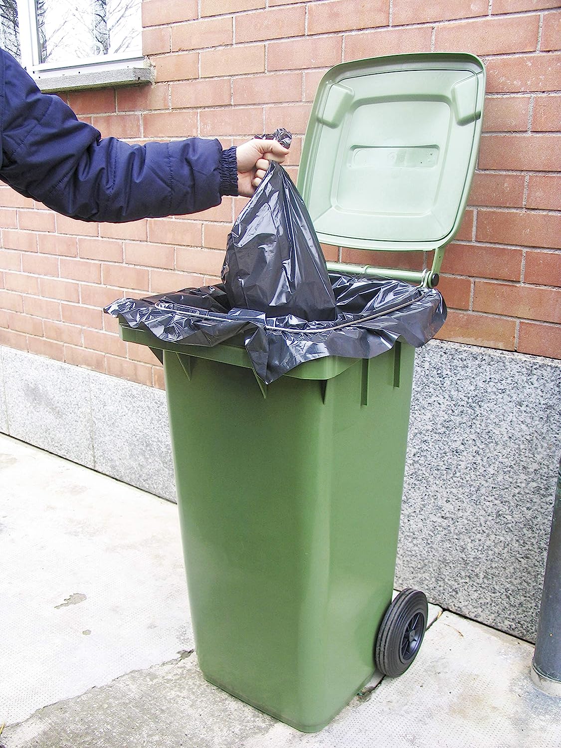 Bidone per la raccolta differenziata di immondizia con ruote