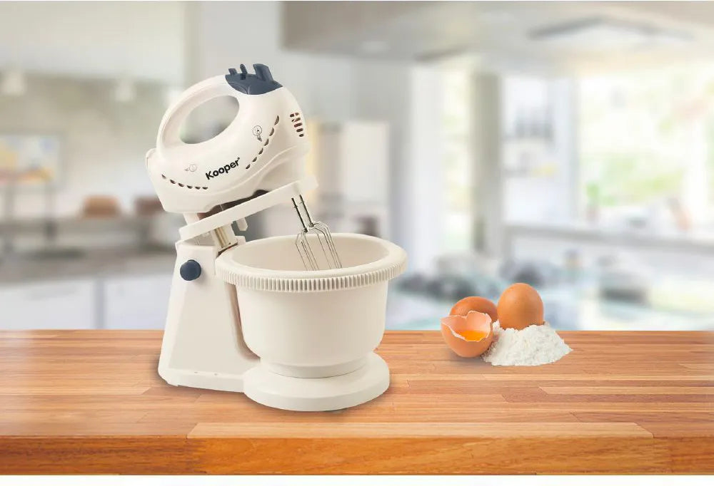 Sbattitore con fruste ad anelli e con ciotola girevole in plastica, a 5 velocità