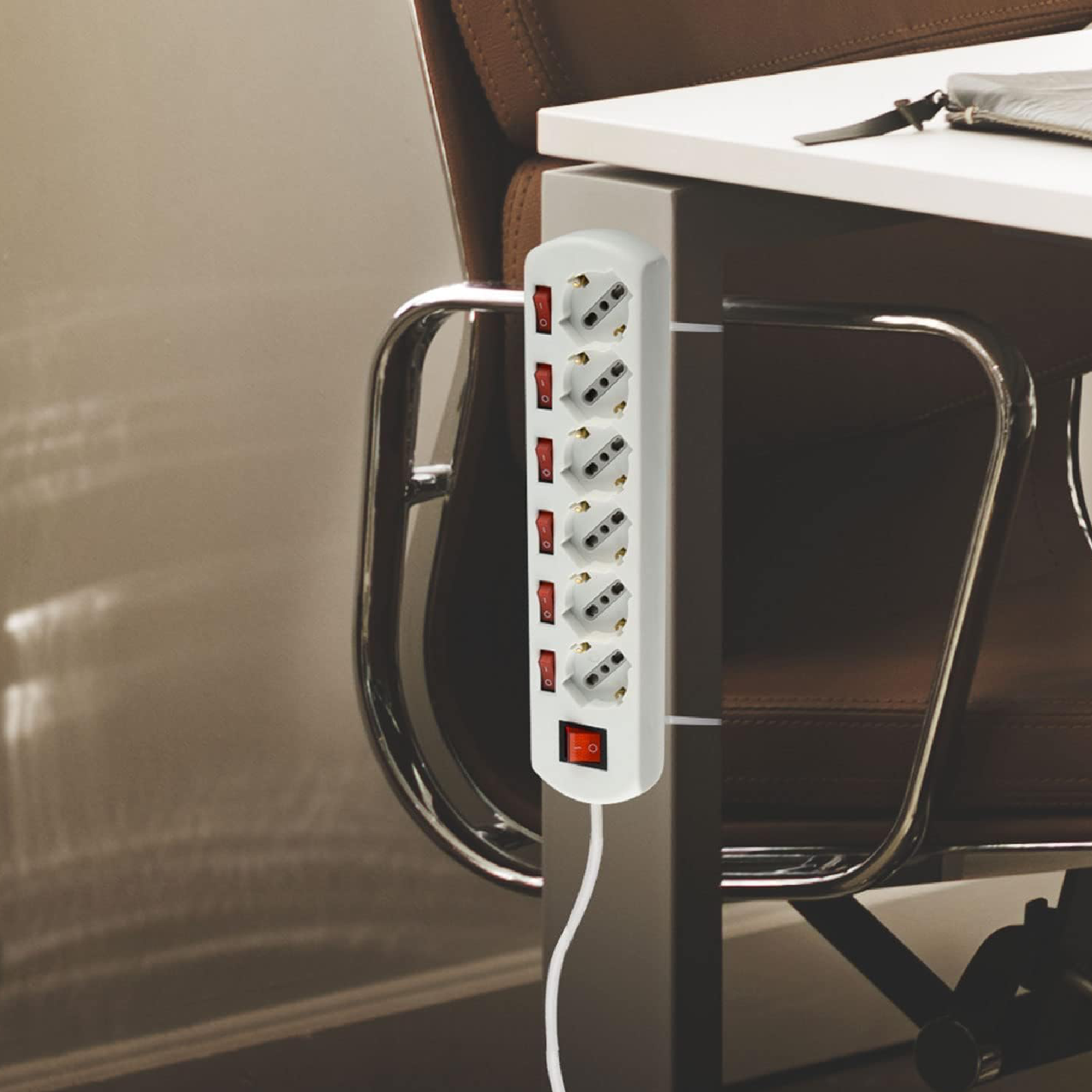 Multipresa con interruttori indipendenti in busta appendibile