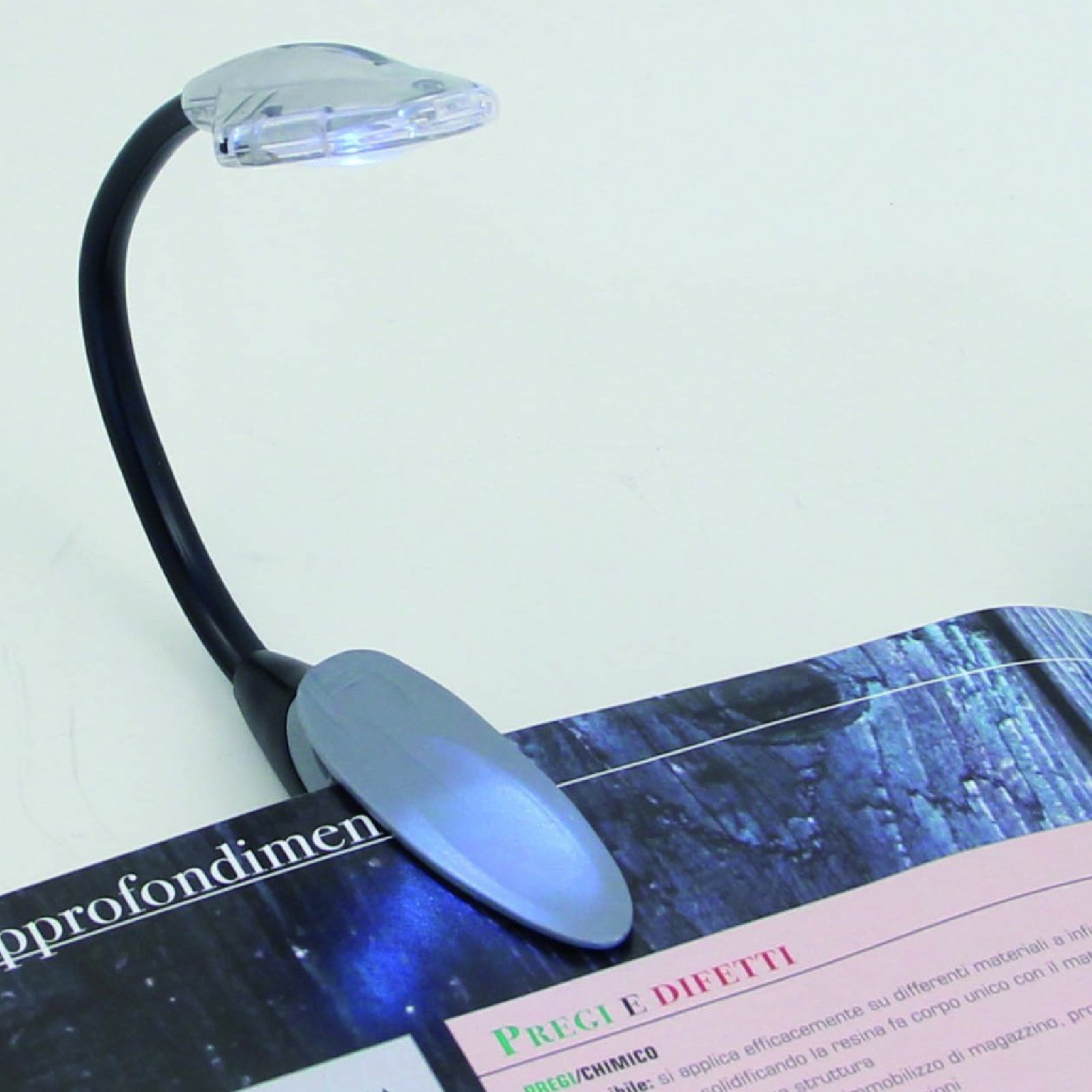 Lampada da lettura con una robusta base d'appoggio con sistema ad innesto