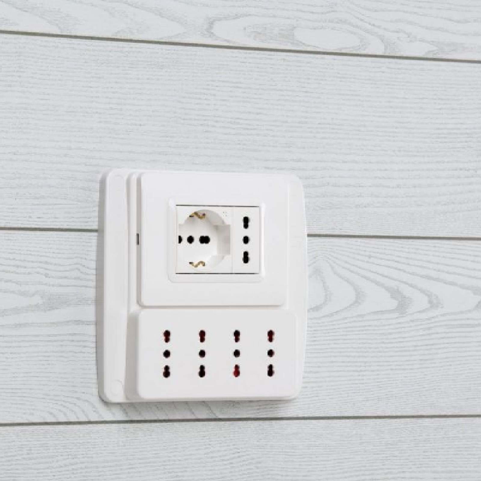 Multipresa da parete bianco adatto a scatola a 3 posti