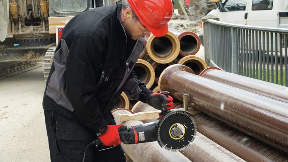 Disco diamantato con asole di sfogo ideale per il taglio di ferro, cemento e legno