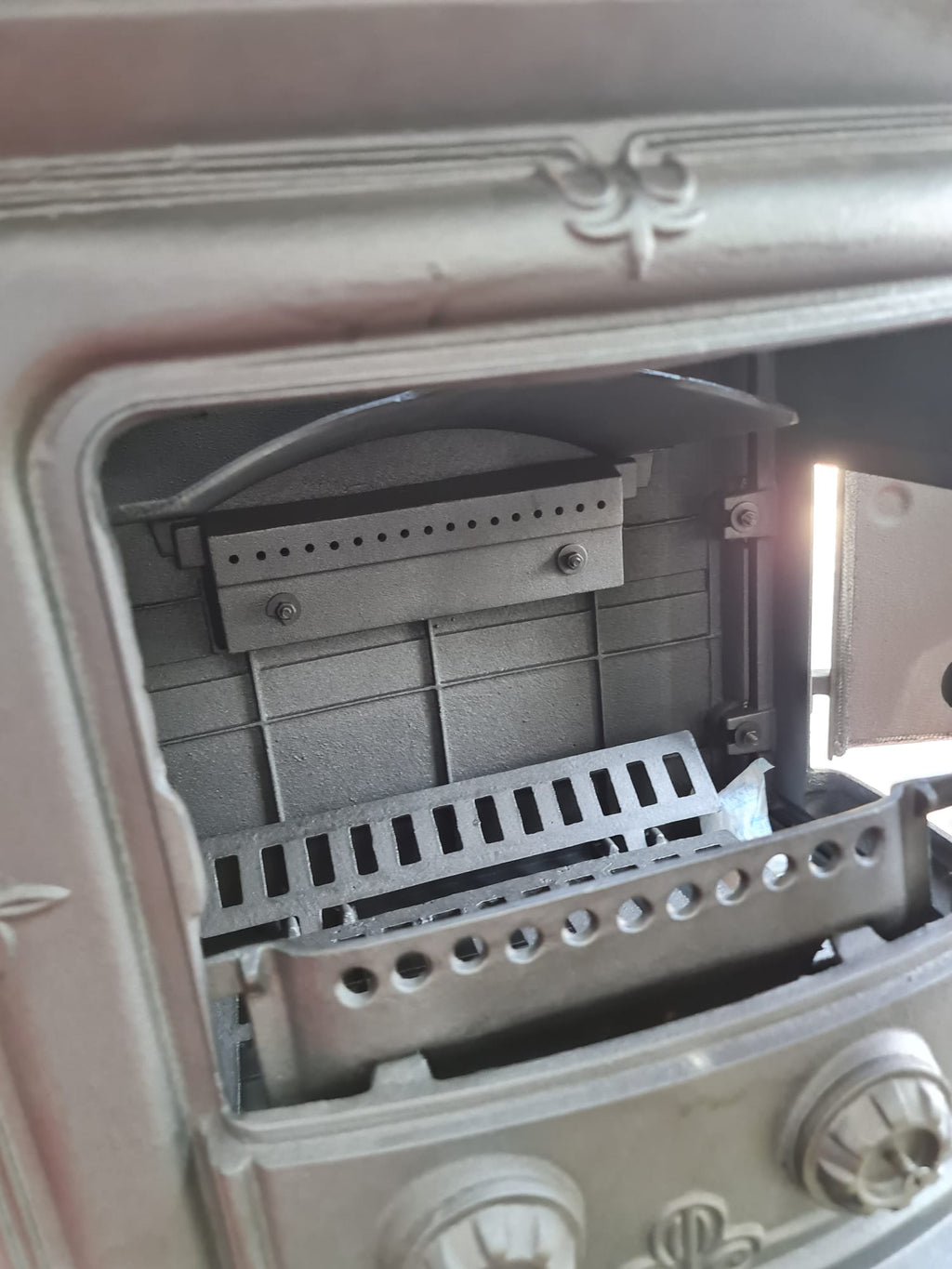 Stufa a legna "Parlor" 6 kW in ghisa con inserti ottone caminetto vintage