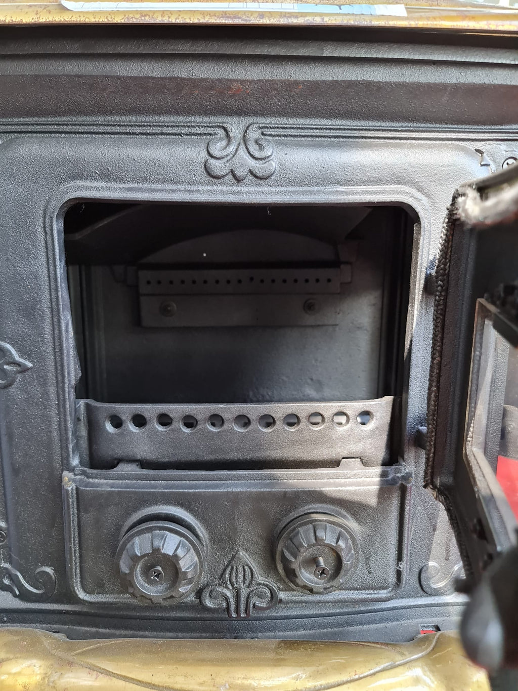 Stufa a legna "Parlor" 6 kW in ghisa con inserti ottone caminetto vintage