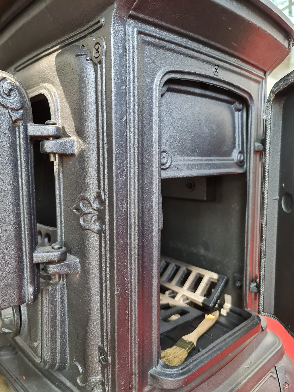 Stufa a legna "Parlor" 6 kW in ghisa con inserti ottone caminetto vintage