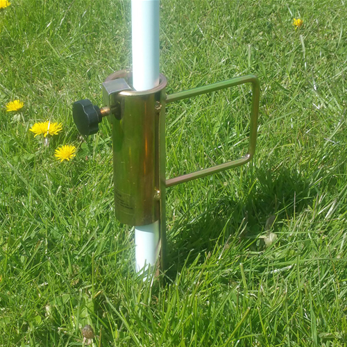 Picchetto in metallo porta ombrellone ideale per le spiagge di sabbia e ciottoli