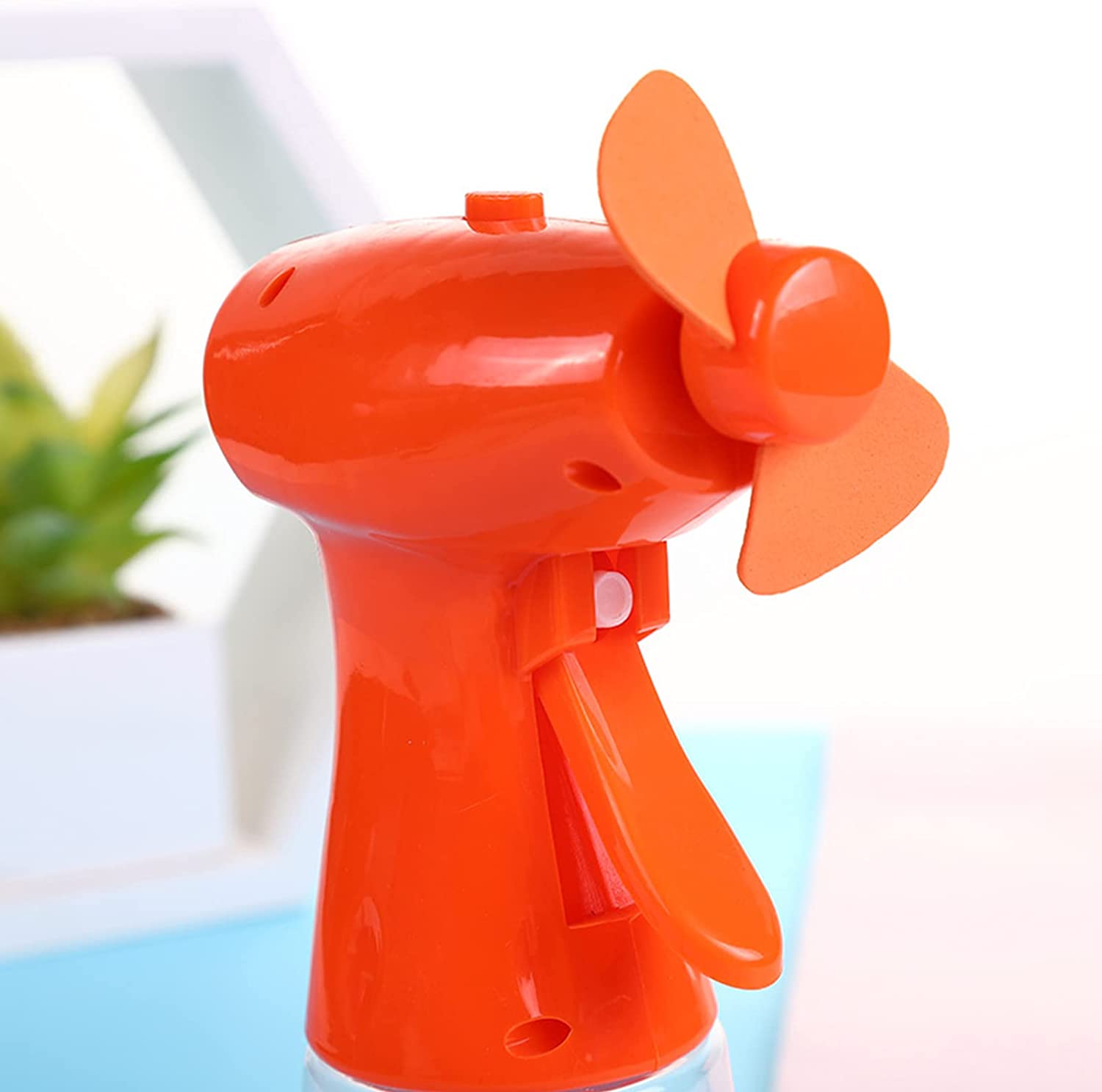 Ventilatore a batteria portatile con nebulizzatore ad acqua per mare e spiaggia h 22 cm