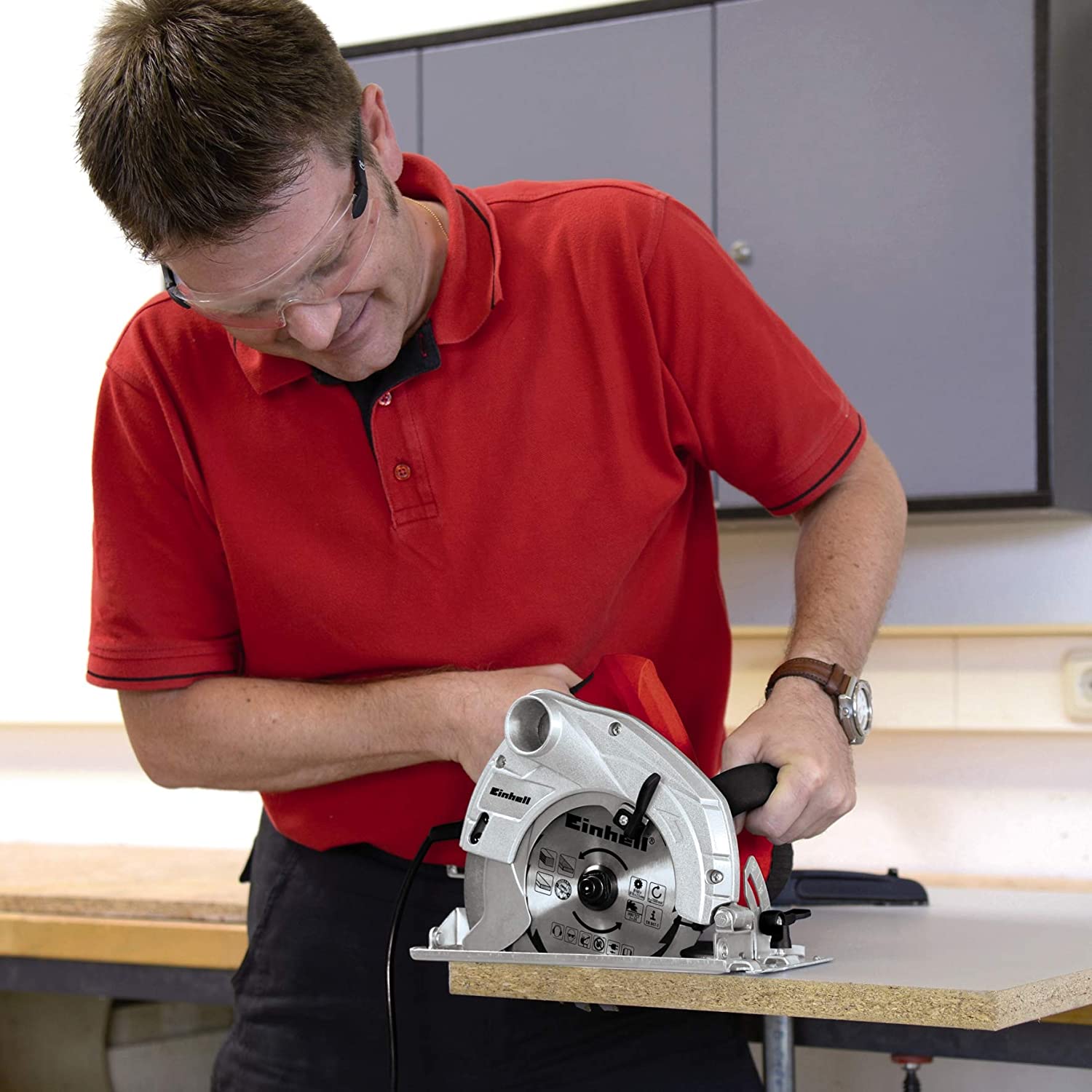 Sega circolare manuale per tagli dritti nel legno con regolazione piastra manuale per tagli inclinati