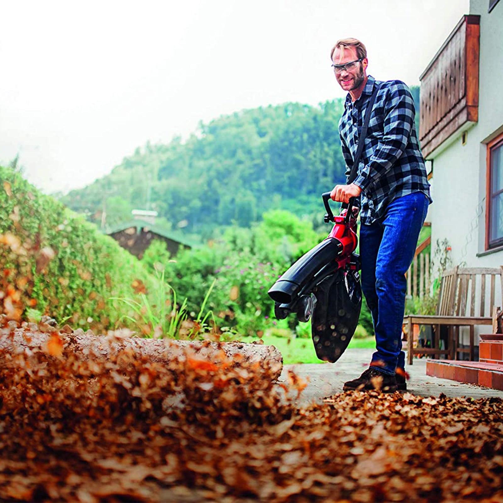 Aspiratore soffiatore per foglie a batteria GE-CL 36 Li con impugnatura ergonomica e ruote