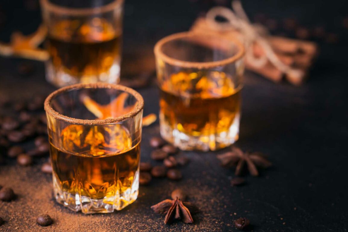 Bottiglia per distillati e liquori in vetro modello "Gemma" da 500 mL