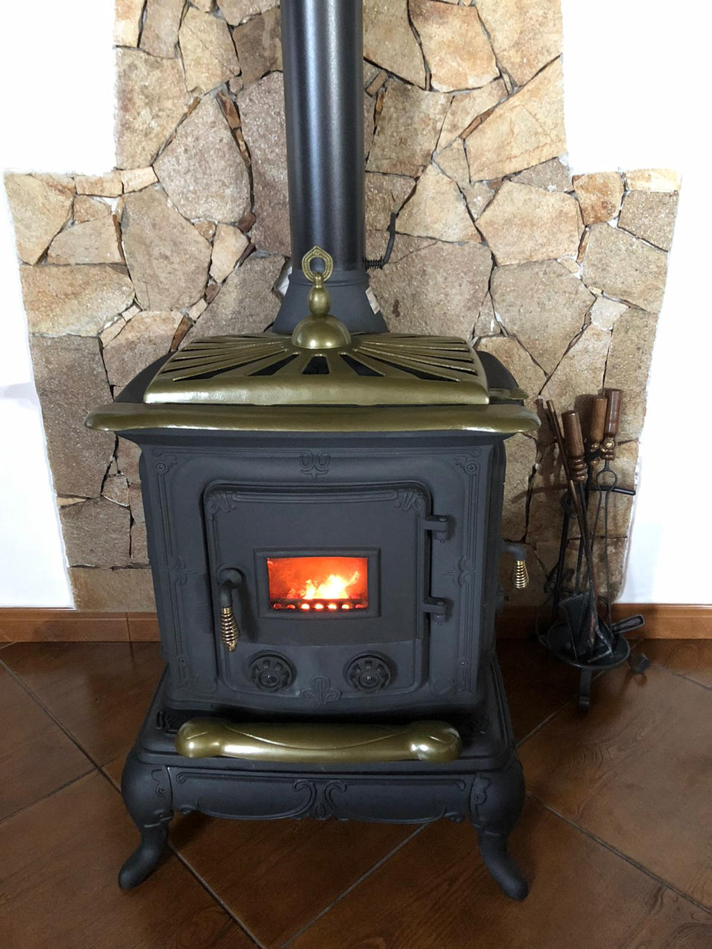 Stufa a legna "Parlor" 6 kW in ghisa con inserti ottone caminetto vintage