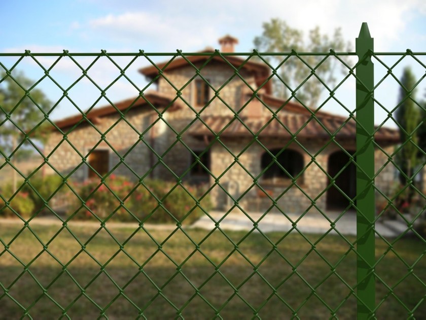 Paletto di recinzione in acciaio a "T" con fori per fissaggio rete metallica elettrosaldata