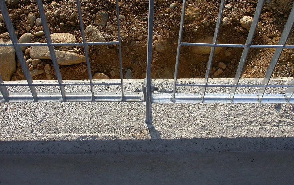 Bullone e dado antifurto per fissaggio paletto e saetta recinzione metallica 10 x 30 mm