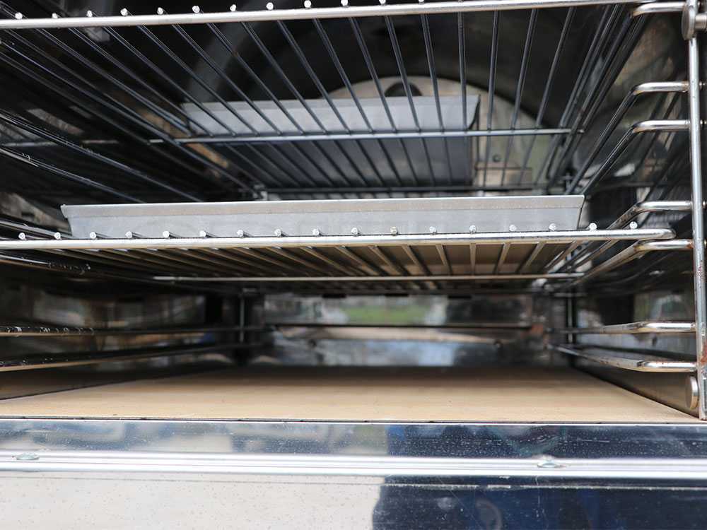 Forno a legna per pizze in acciaio inox ventilato da esterno con ruote "Made in Italy"