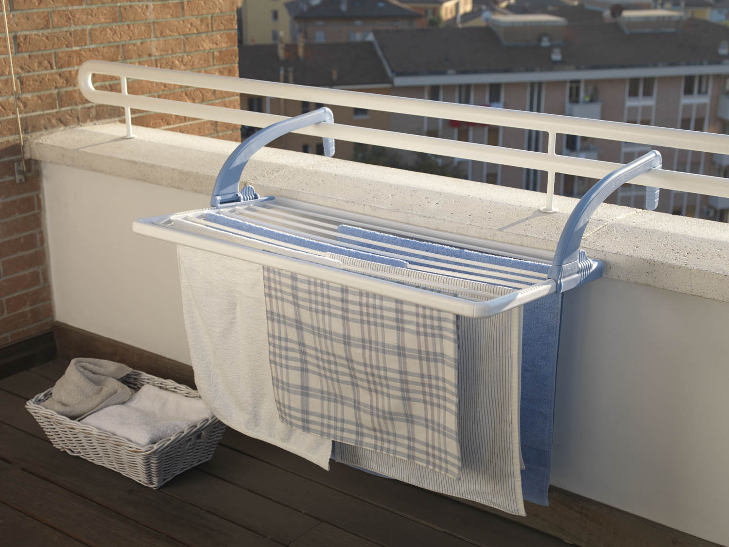 Stendibiancheria per balcone GIMI con struttura in resina resistente con bracci regolabili