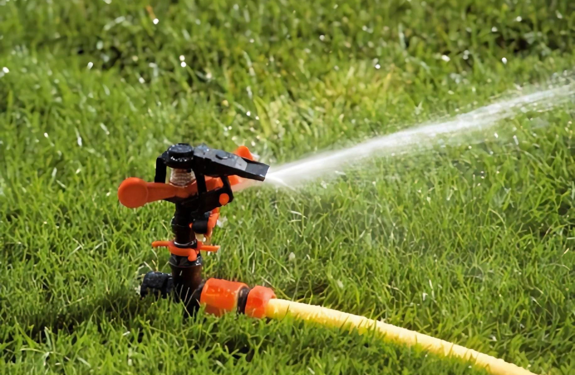 Irrigatore battente su puntale in plastica per prati e giardini con settore regolabile da 0 a 360°