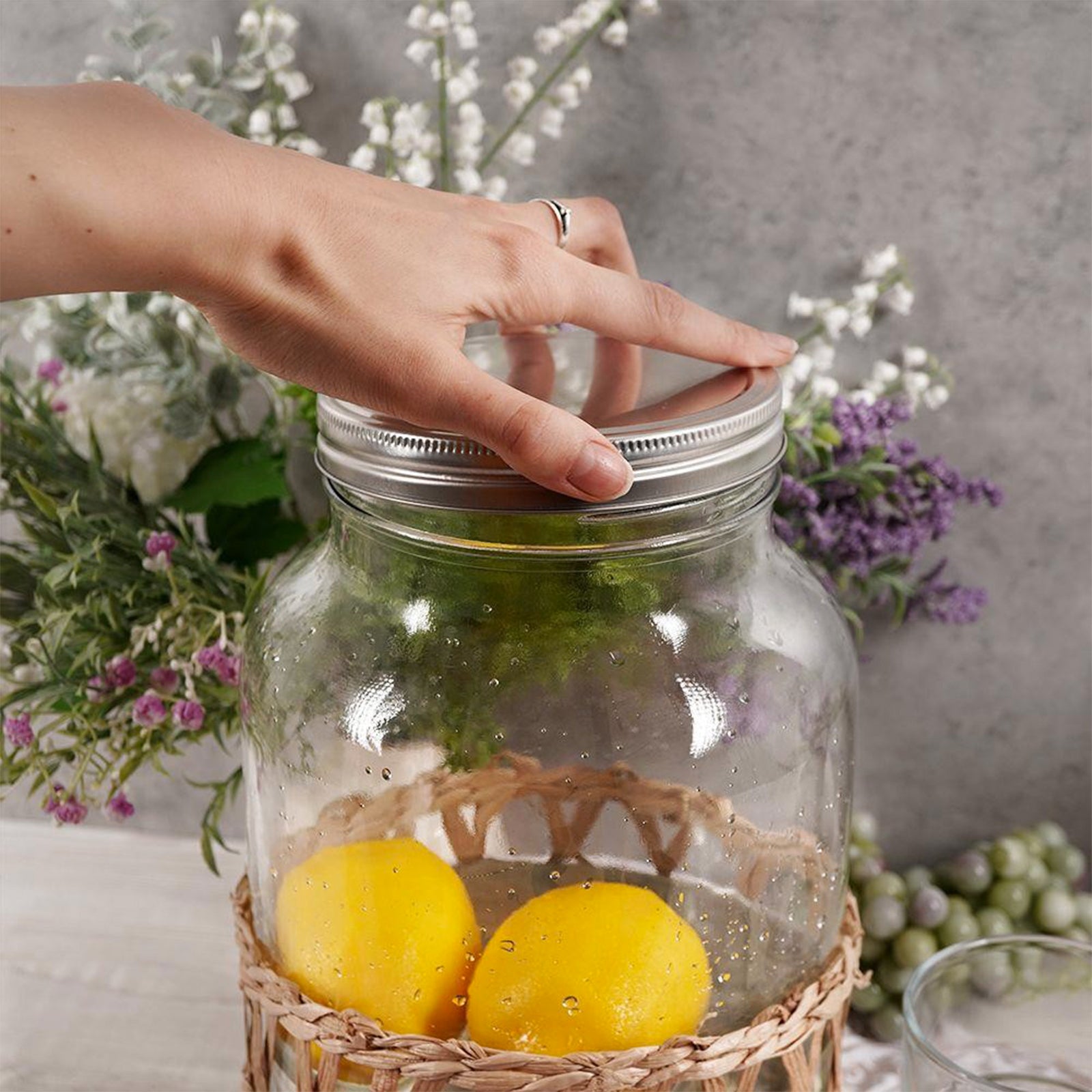 Caraffa in vetro porta bevande con rubinetto e rivestimento in Rattan 5,5 lt