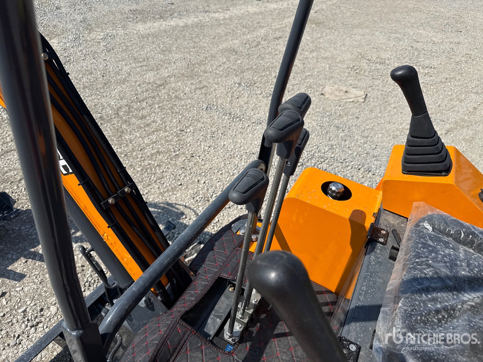 Mini escavatore 15 Q.li VICSEC VC15D con Pollice Meccanico (2026) – Nuovo
