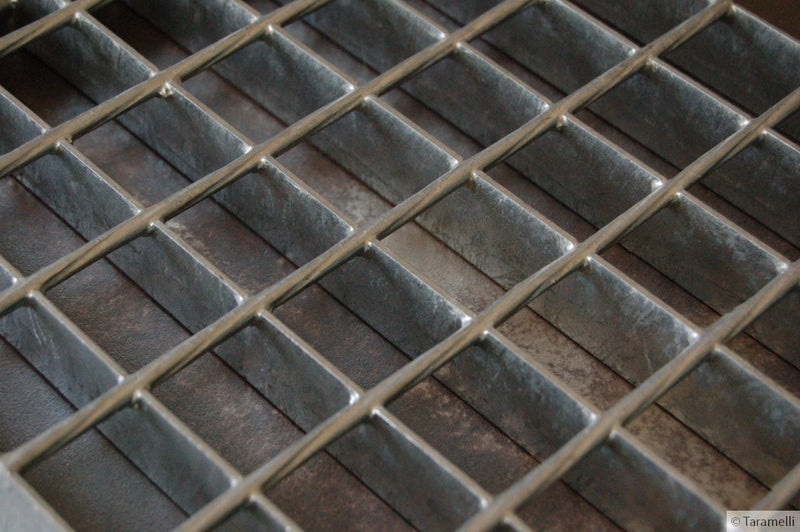 Griglia pedonabile in acciaio zincato con telaio a forma quadra