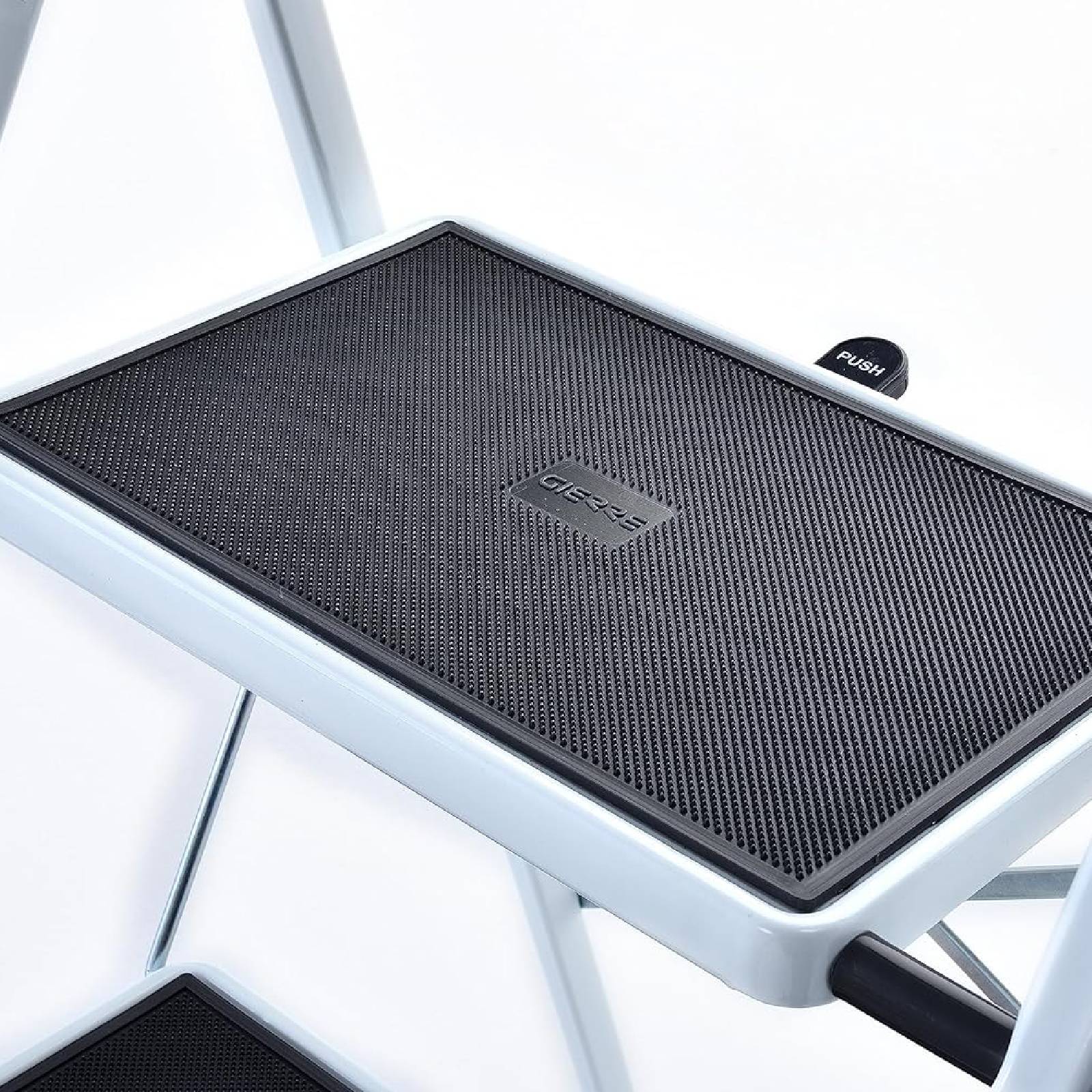 Sgabello a corrimano alto con struttura in acciaio e copertura antiscivolo del gradino