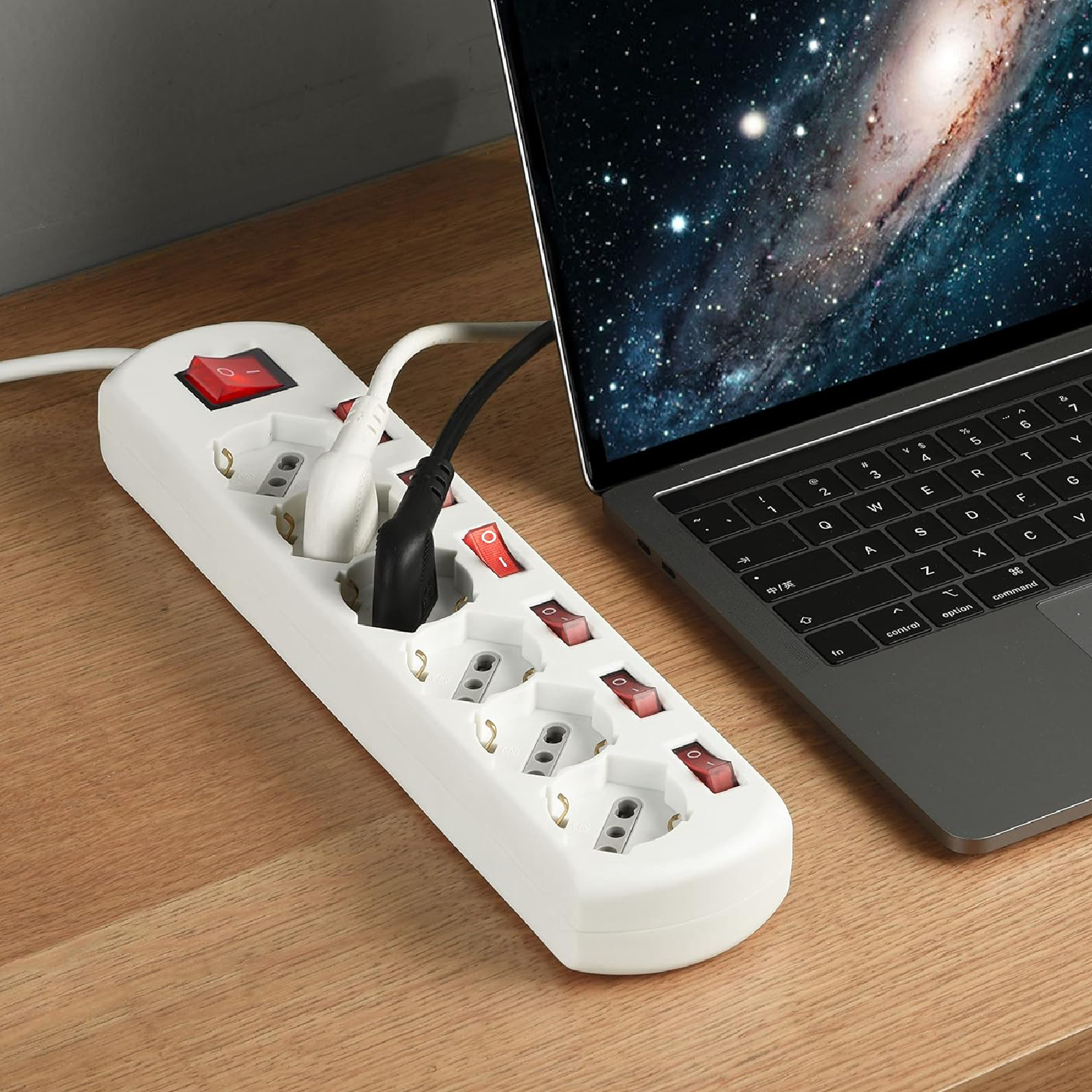 Multipresa con interruttori indipendenti in busta appendibile