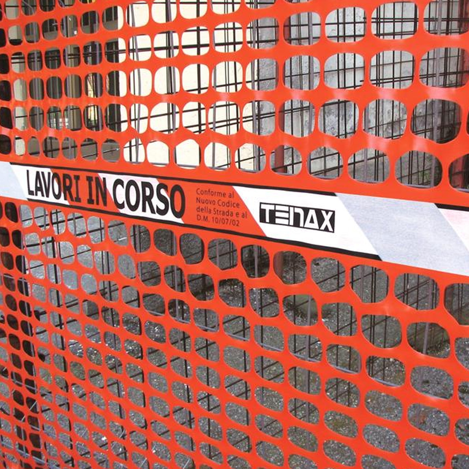 Rete segnaletica per delimitazione cantiere con scritta Lavori in Corso
