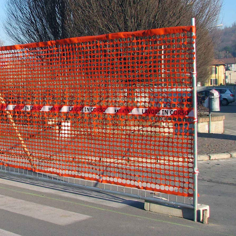 Rete segnaletica per delimitazione cantiere con scritta Lavori in Corso