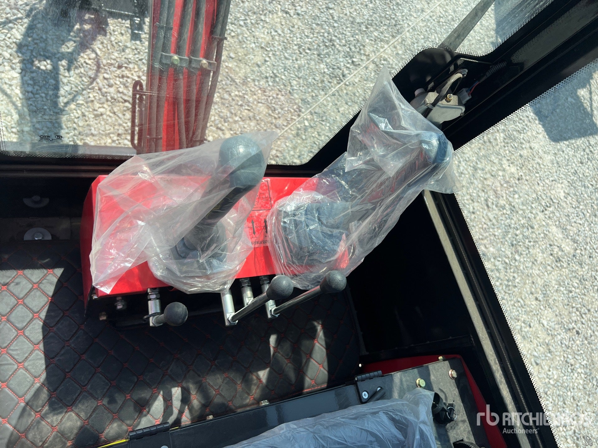 Mini escavatore 13 Q.li con Cabina con Pollice Meccanico – Nuovo