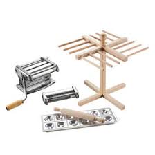 Macchina per pasta con funzione manuale. Realizzata in acciaio inox interamente cromato.