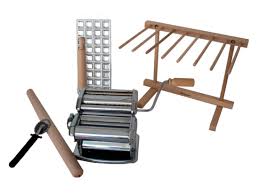 Macchina per pasta con funzione manuale. Realizzata in acciaio inox interamente cromato.