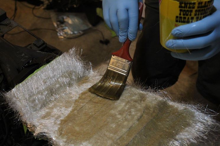 Vetroresina ideale per riparazione di parti mancanti nel campo della carrozzeria e nautica in kit