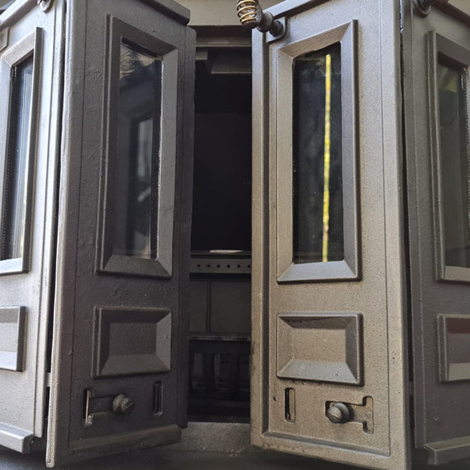 Stufa a legna "Franklin" 13 kW in ghisa con inserti ottone caminetto h 100 cm