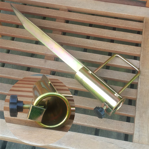 Picchetto in metallo porta ombrellone ideale per le spiagge di sabbia e ciottoli