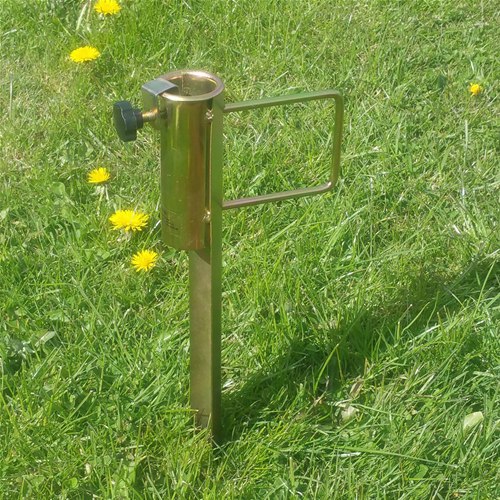 Picchetto in metallo porta ombrellone ideale per le spiagge di sabbia e ciottoli