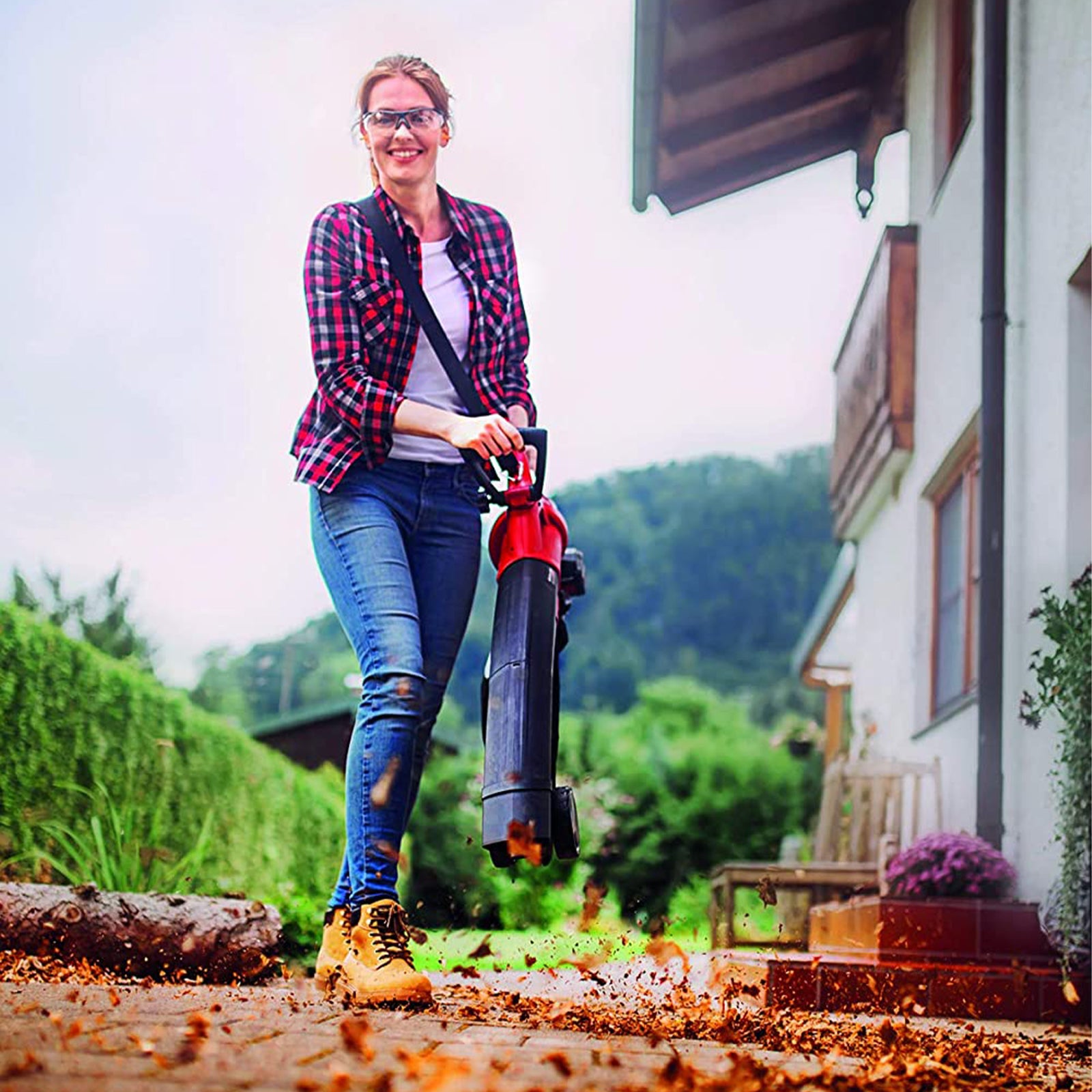 Aspiratore soffiatore per foglie a batteria GE-CL 36 Li con impugnatura ergonomica e ruote