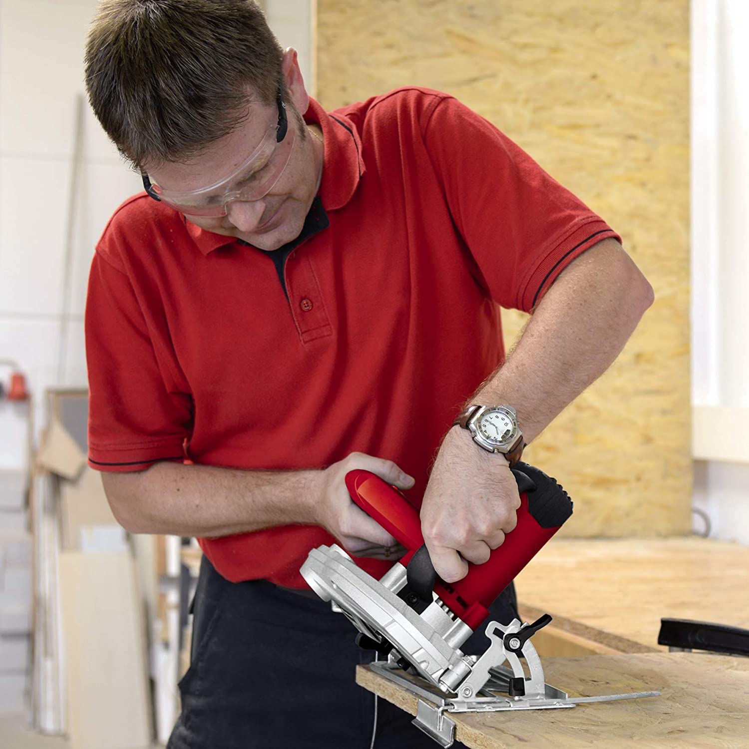 Sega circolare manuale per tagli dritti nel legno con regolazione piastra manuale per tagli inclinati