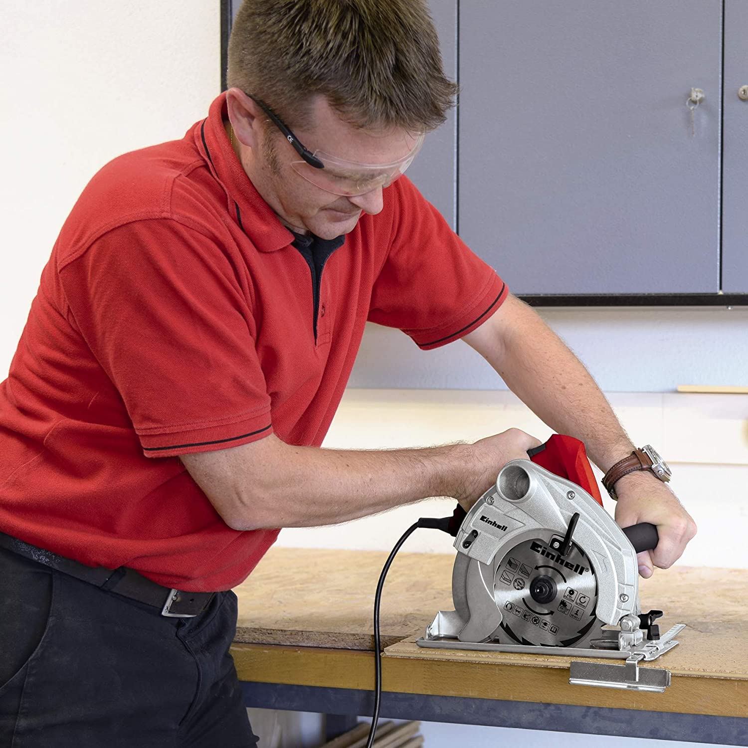 Sega circolare manuale per tagli dritti nel legno con regolazione piastra manuale per tagli inclinati