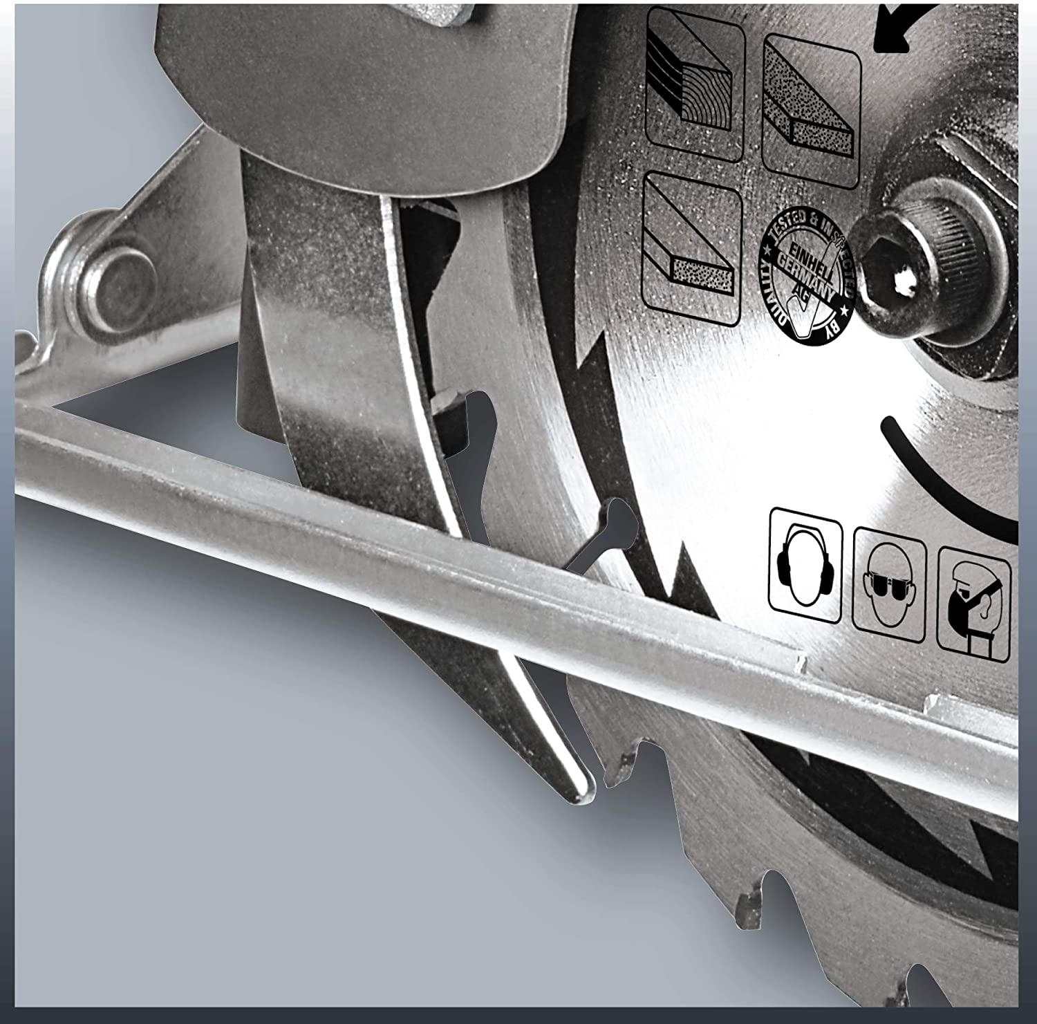 Sega circolare manuale per tagli dritti nel legno con regolazione piastra manuale per tagli inclinati